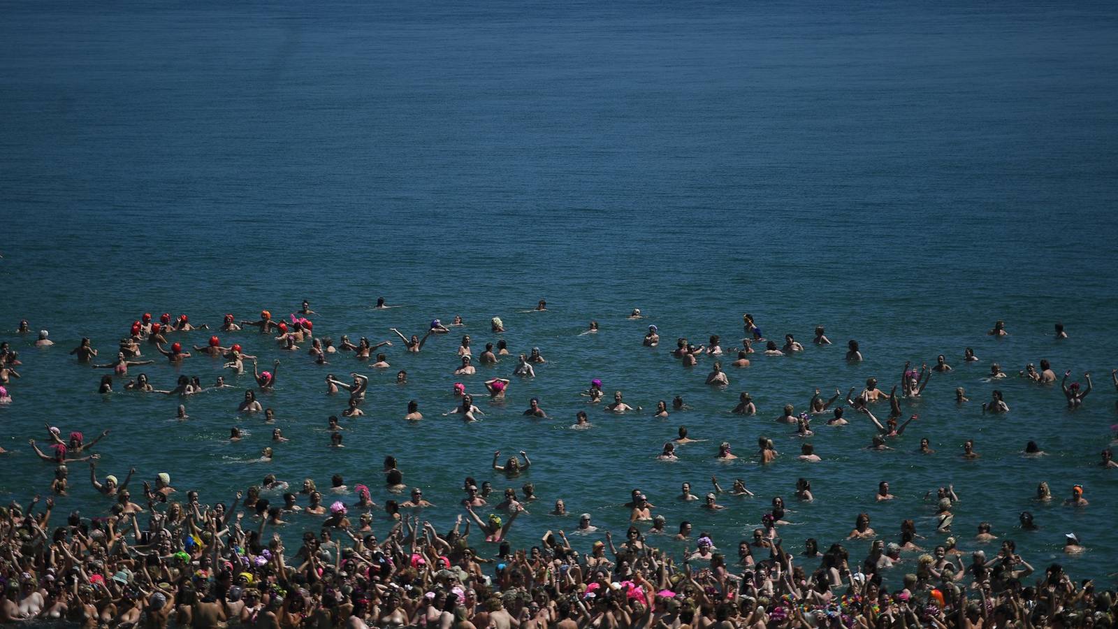 Women Break Guinness World Record For Largest Skinny Dip The Irish Times 3758