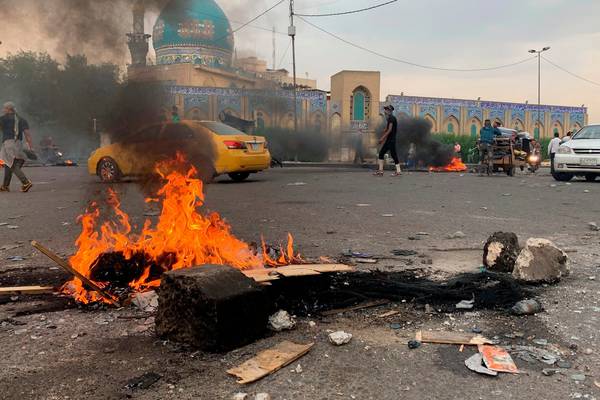 Iraqis block roads in support of anti-government protests