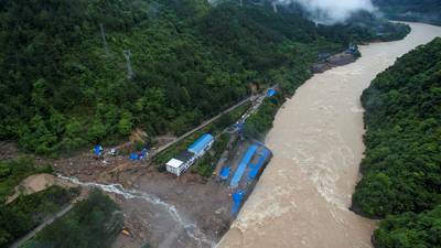 Chinese landslide leaves 41 construction workers buried