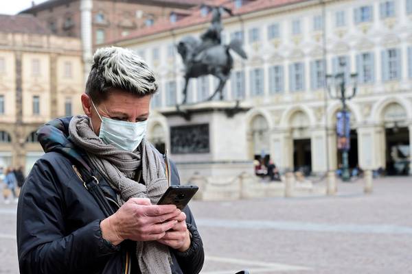Scientists, TDs call for change in policy on wearing face masks in public