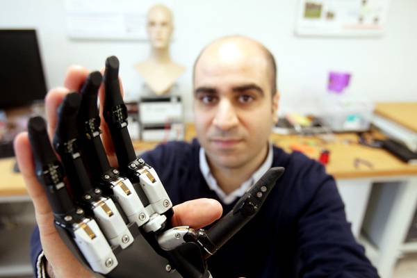 New bionic hand can ‘see’ objects and pick them up