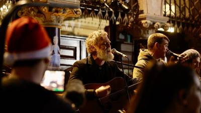 Music fans and shoppers sing along as Glen Hansard leads tribute to Shane MacGowan at the Dublin Christmas Eve Busk