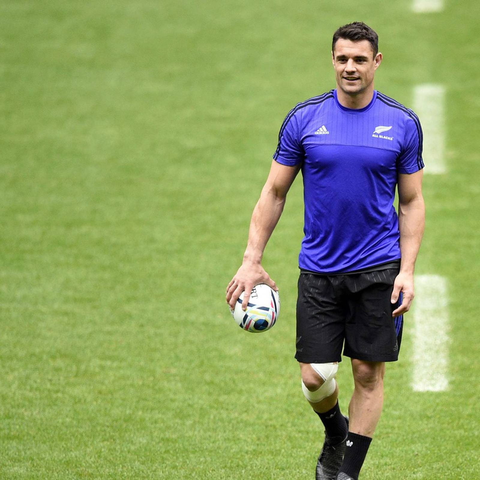 Injured Dan Carter offers support to Colin Slade