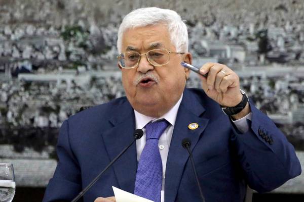 Abbas fires advisers and seeks bonuses back from ex-PM and politicians