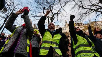 Violent clashes erupt at anniversary of yellow-vest movement