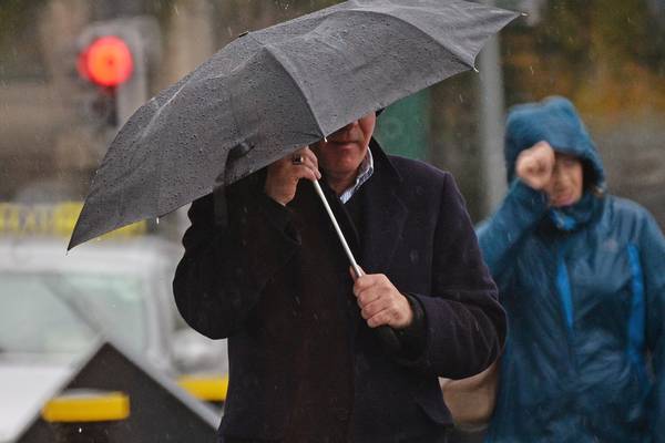 Wind warning issued with risk of thunder this weekend