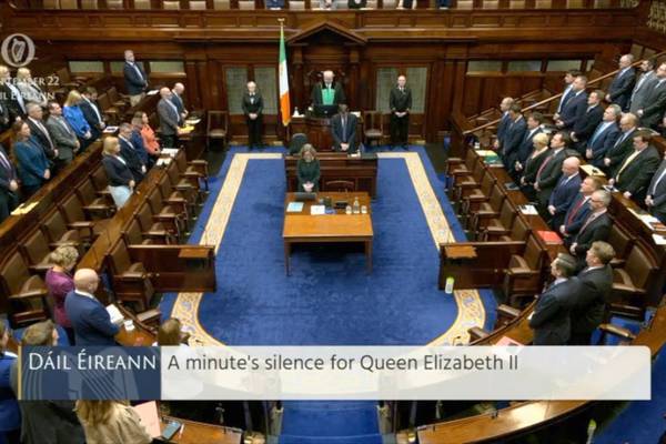 Dáil Éireann observes a minute's silence for Queen Elizabeth II