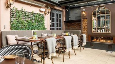 Review: This restaurant proves that outdoor dining can be glamorous