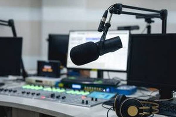 Council leader considers inquiry into radio station contacts