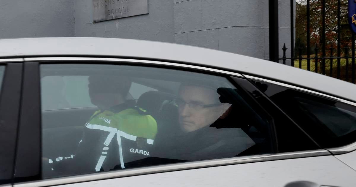 L’enseignant limogé Enoch Burke a quitté l’école dans une voiture de la Garda – The Irish Times