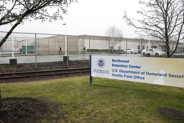 Man dies in US after attacking migrant jail