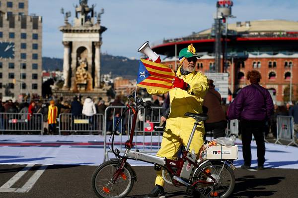 Polls show pro-independence parties slightly ahead in Catalonia