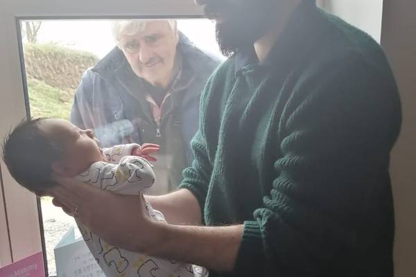 Image of meeting between newborn and grandfather goes viral