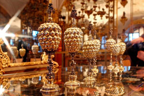 Thieves steal ‘priceless’ jewels from Dresden royal palace