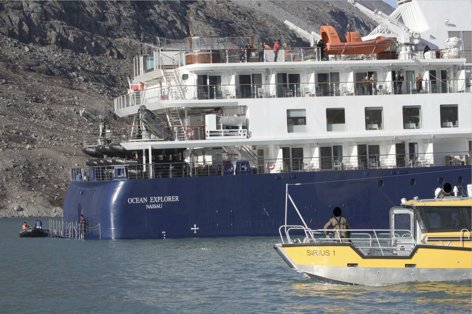 luxury cruise ship grounded in greenland