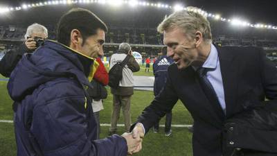 David Moyes munches on crisps after sending off