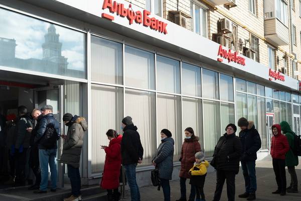Russians search for cash as West imposes sanctions on banks