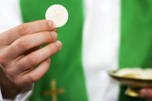 Catholics demanding Communion on the tongue a threat to public health, says priest