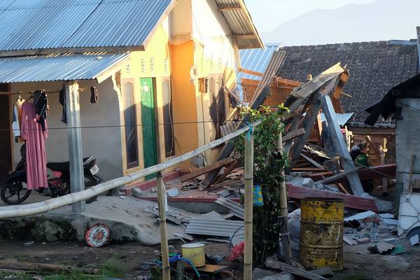 Earthquake kills 12 on Indonesian tourist island