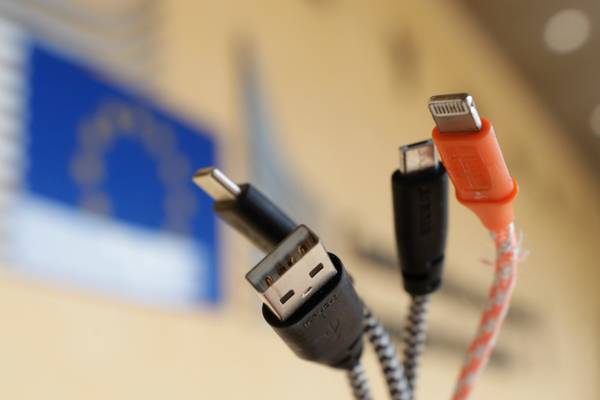 Consumers welcome EC move to introduce standard phone charger