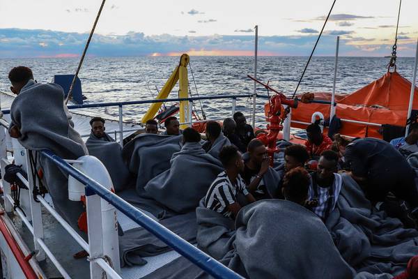 Hundreds of refugees and migrants to be disembarked in Italy