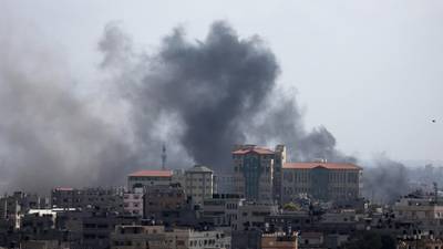 Israel resumes air strikes on Gaza as ceasefire fails