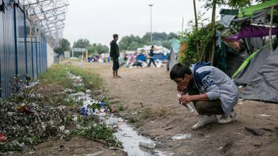 Migrants brawl  in Hungarian camp as border tension grows