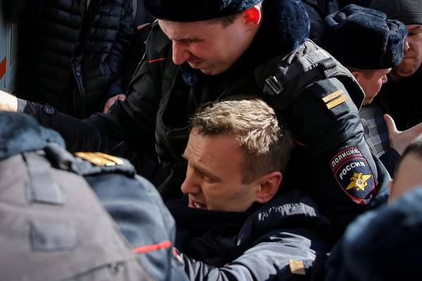 Russian police detain opposition leader   at Moscow protest