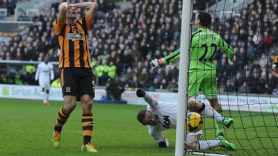 Manchester United come off the ropes at Hull  to claim full festive points