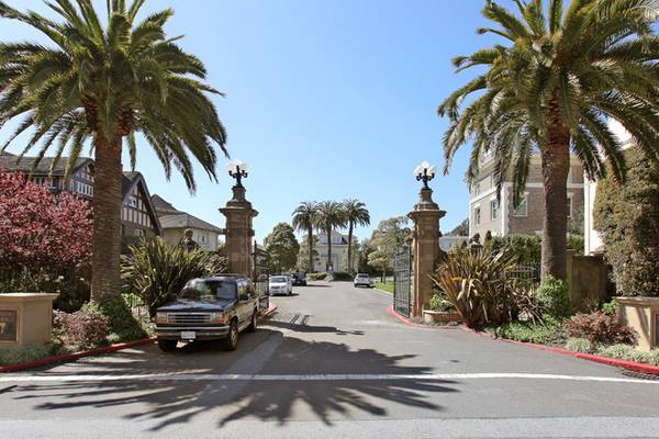 Wealthy San Franciscans lose ownership of their street