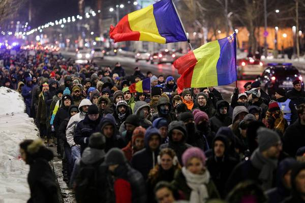 Romanians rally as new government pushes to pass emergency decrees