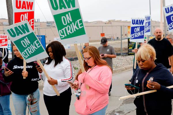UAW and GM restarts talks as strike hits