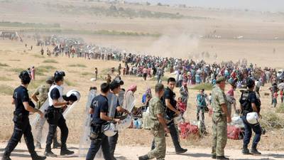 Thousands of Syrian Kurds flee to Turkey as IS advances