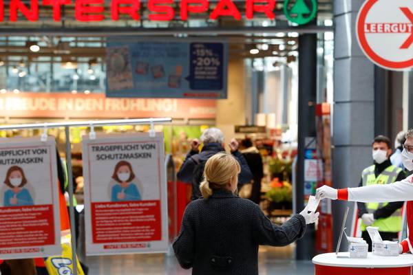 Coronavirus: Austrian supermarket mask rule divides experts