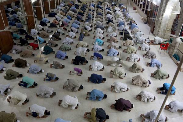 Imams overrule Pakistan’s coronavirus lockdown as Ramadan begins