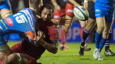 Toulon work hard to beat Scarlets and keep pressure on Saracens