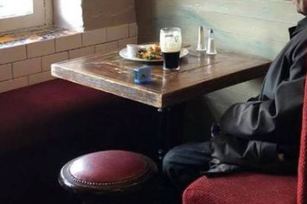 The old man and the alarm clock: the pub photo that went viral