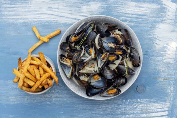 Moules marinière with skinny chips