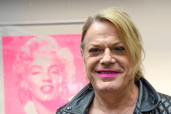Eddie Izzard to use the pronouns ‘she’ and ‘her’