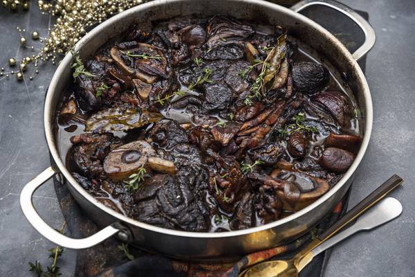 Osso bucco of beef, red wine and figs