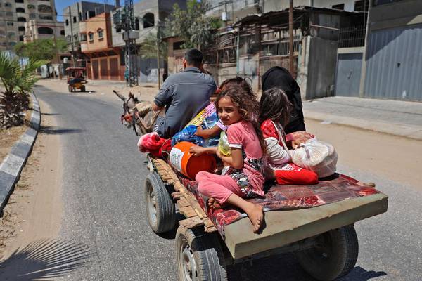 Gaza residents flee Israeli bombardment in cars and carts
