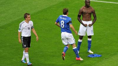 Euro Moments: Super Mario strikes a pose
