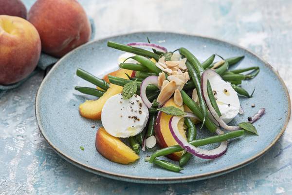 Salad of goat’s cheese, French beans and peaches