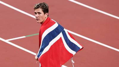 Jakob Ingebrigtsen breaks first senior 1,500m world record