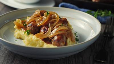 Perfect for home cooking: pan-fried sausages with beer and onion gravy