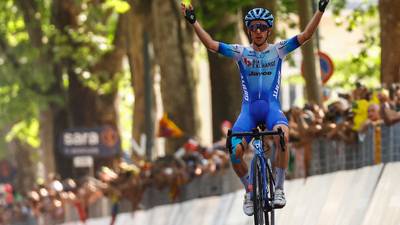 Yates wins Giro d’Italia stage 14 as Carapaz takes maglia rosa