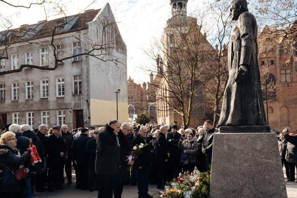 Gdansk councillors vote to remove statue of controversial priest