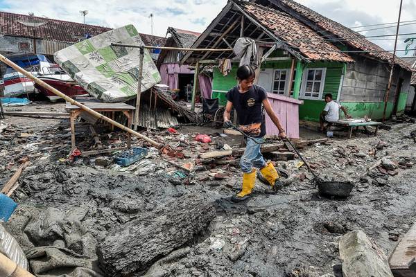 Indonesian tsunami: 373 confirmed dead as rescuers search for survivors