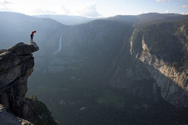 Alone with no safety equipment, Alex Honnold defies gravity