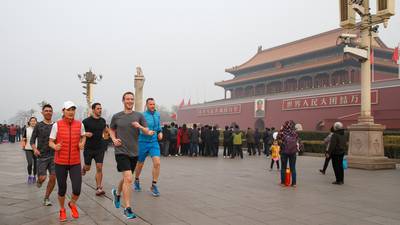Zuckerberg jogs in Beijing smog  in bid to lift Facebook ban